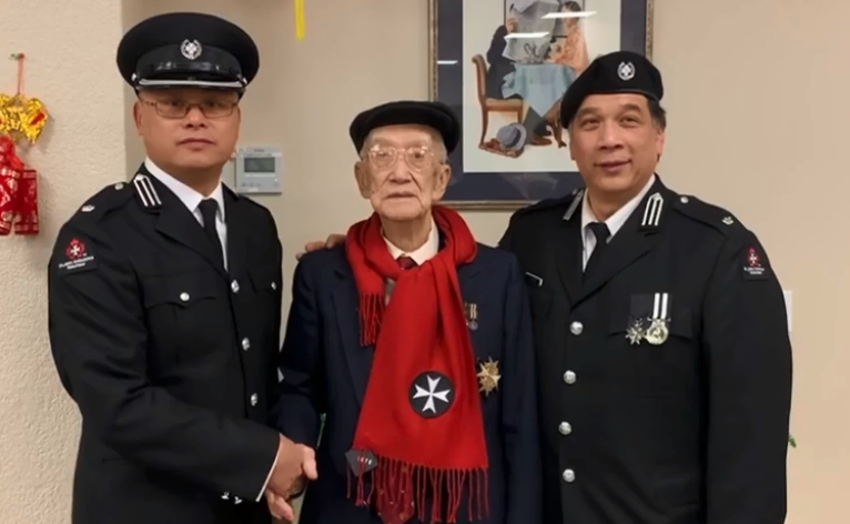 去年翟寶田獲加拿大退伍軍人事務部頒發二戰致敬獎及襟章。