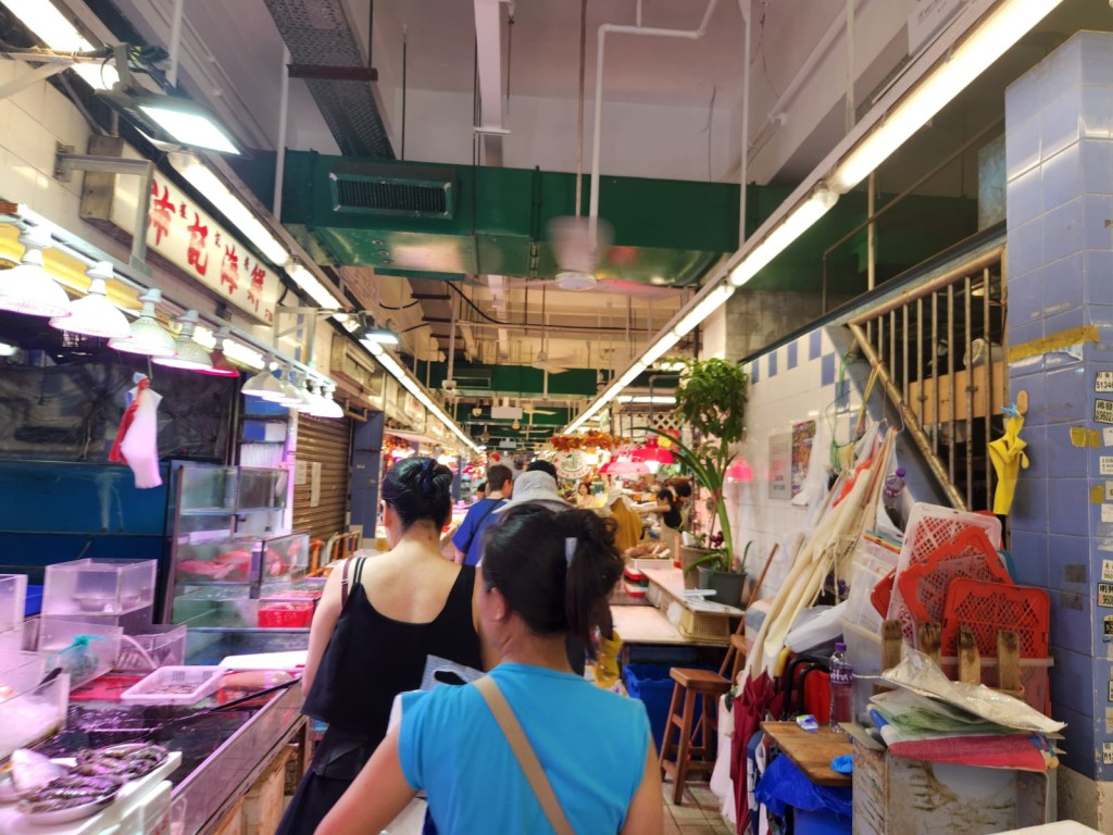 九龍城街市內不少市民搶購蔬菜。讀者提供 九龍城街市內不少市民搶購蔬菜。讀者提供
