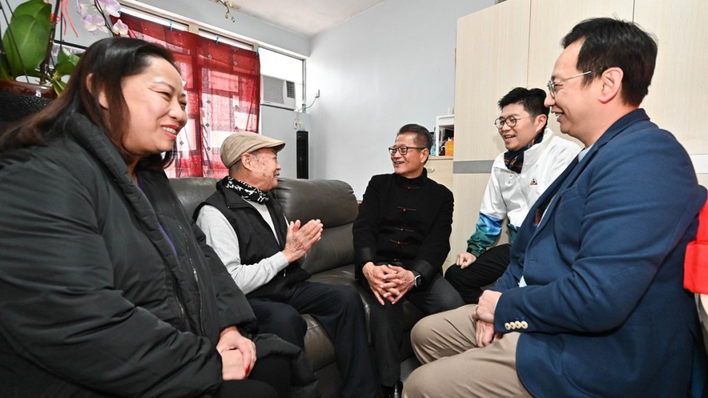 司局長繼續18區關愛家訪 陳茂波探德田邨獨居長者送福袋。政府新聞處圖片