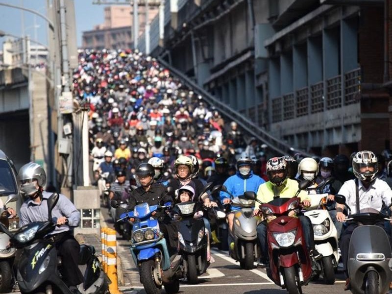 上下班高峰期間電單車形成一條壯觀的「機車瀑布」。網圖