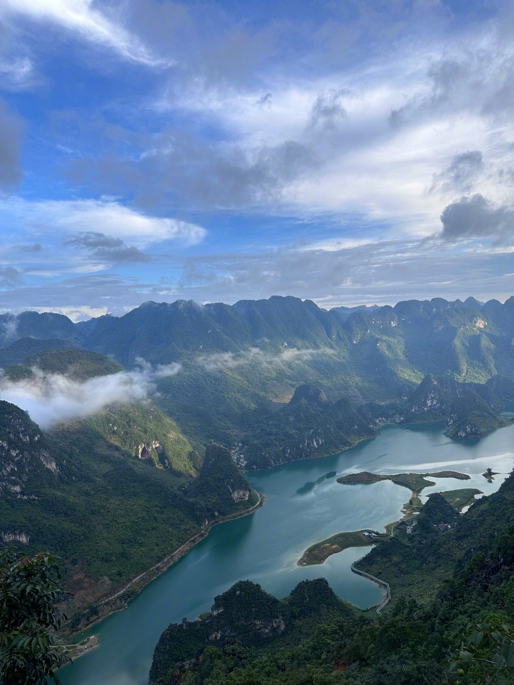張馨予在廣西浩坤湖行山打卡。微博