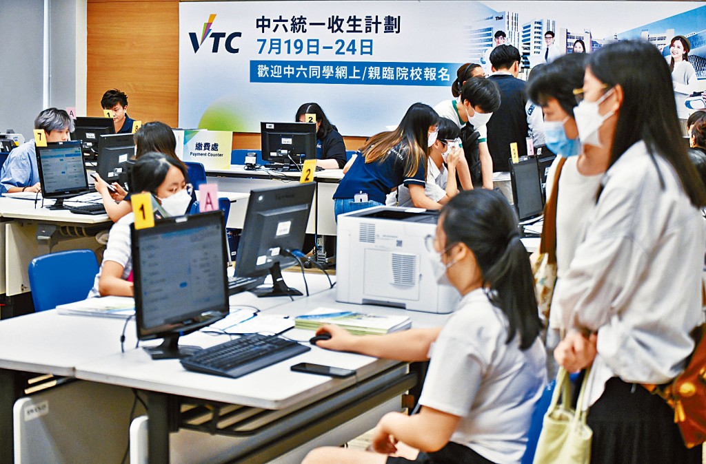 自資院校今年合共提供逾32400個副學位及自資學士學額，不少院校以「銀彈」攻勢招生。