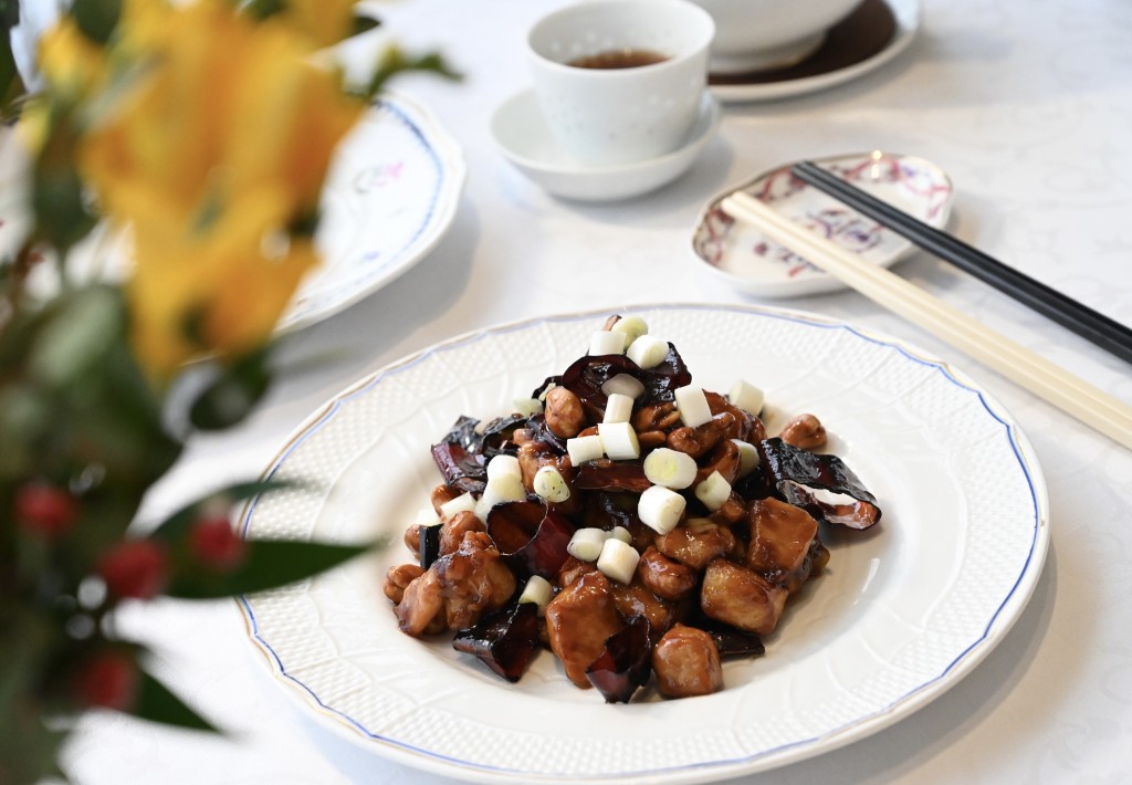 宮保雞丁是四川名菜，呈現肉嫩鮮美、酸辣醒胃的獨特口感。