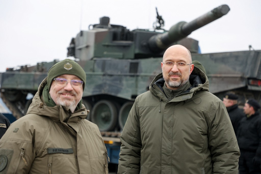 乌克兰总理什米加尔与防长列兹尼科夫在「豹2」坦克前留影。 路透社