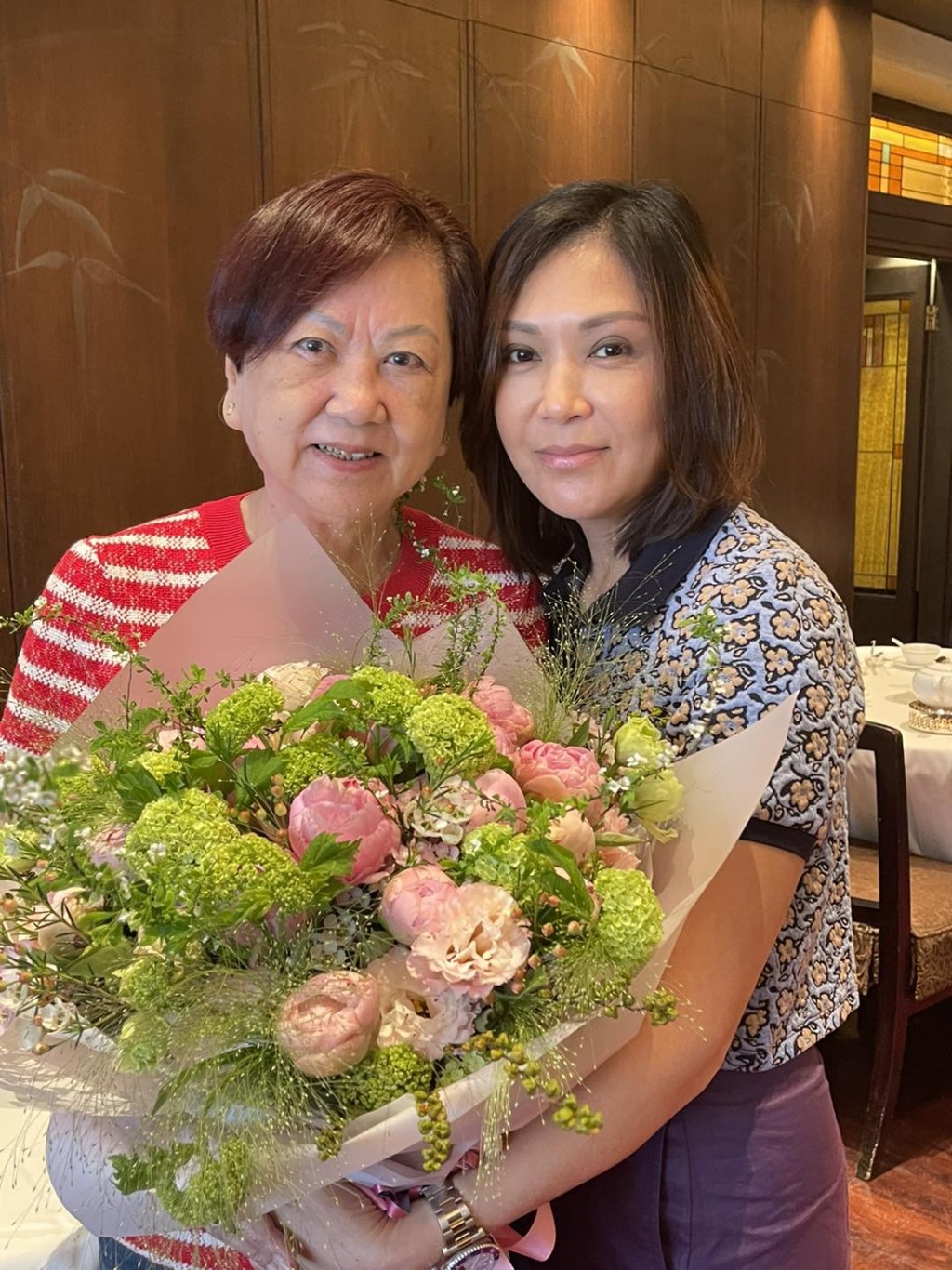 张凤妮已经57岁，但保养得好好。