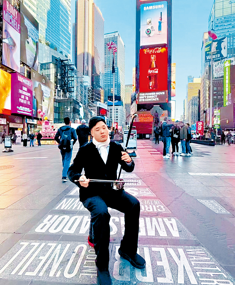 楊恩華多次外訪交流，曾在紐約街頭拉奏二胡。 