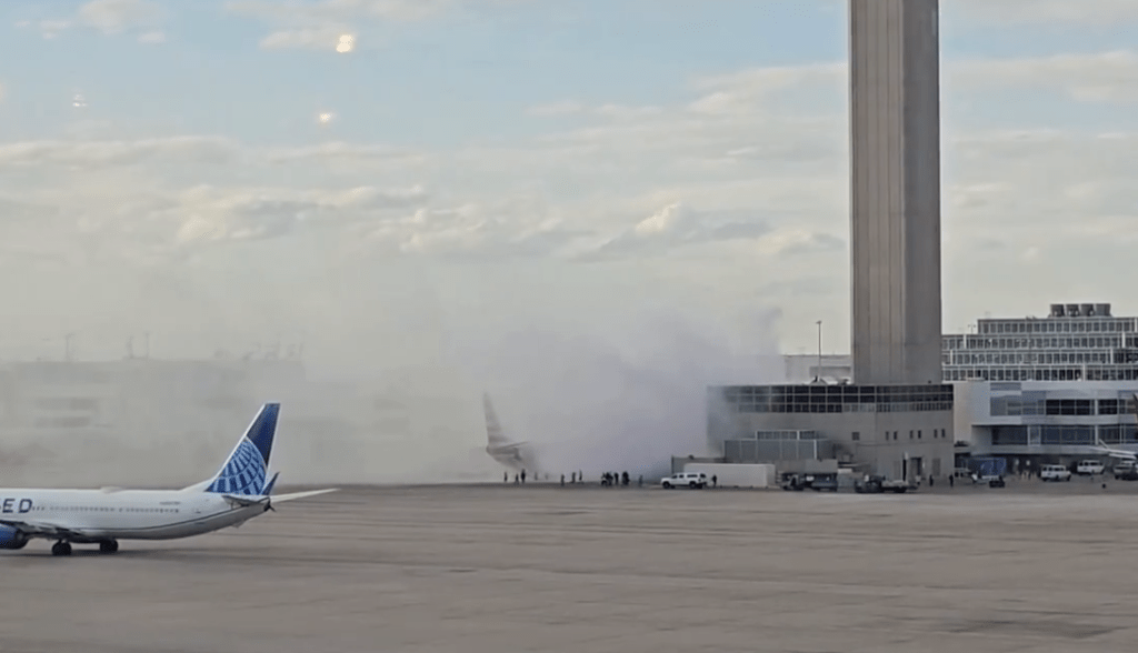 从网上影片可见，航机起火时冒出滚滚黑烟，有乘客从黑烟中逃生跑出。影片截图 X@ArtCandee