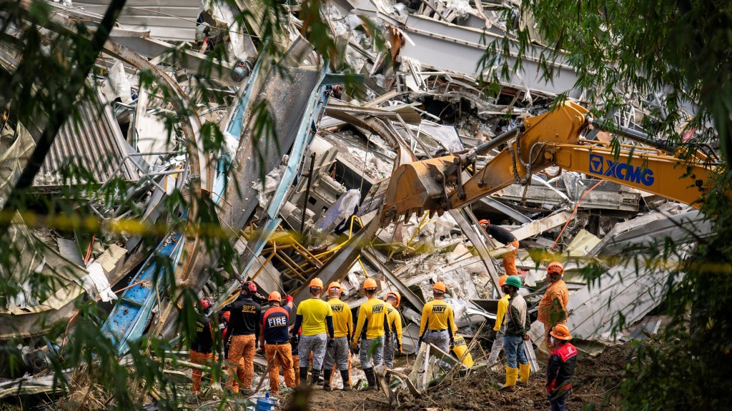 菲律賓宿霧垃圾山崩塌，累計36人遇難。 路透社