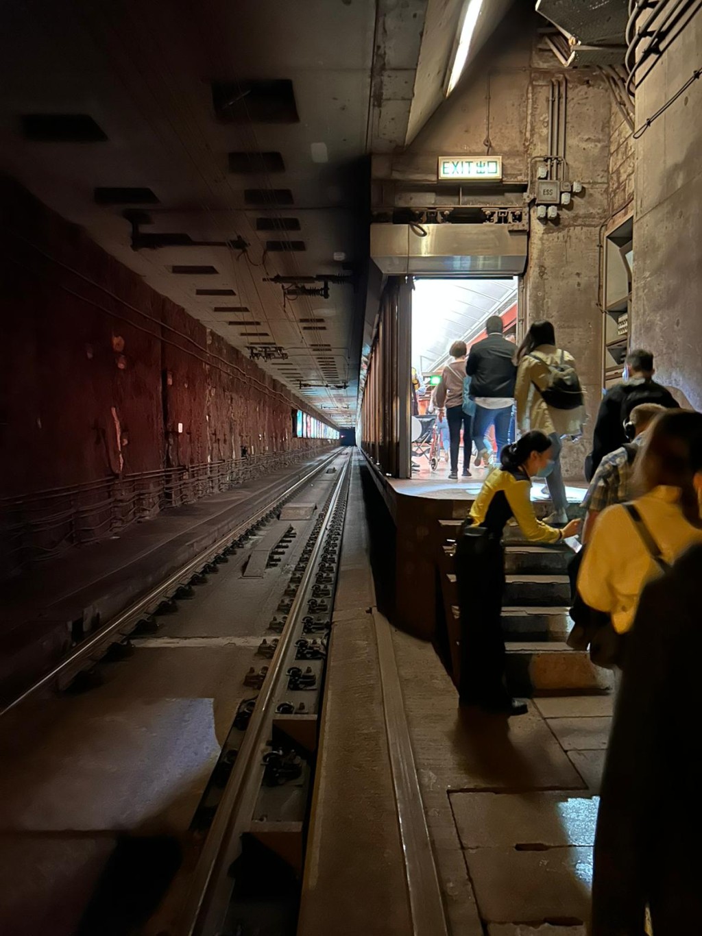 乘客在港鐵職員協助下走上月台。（西貢區議員方國珊提供）