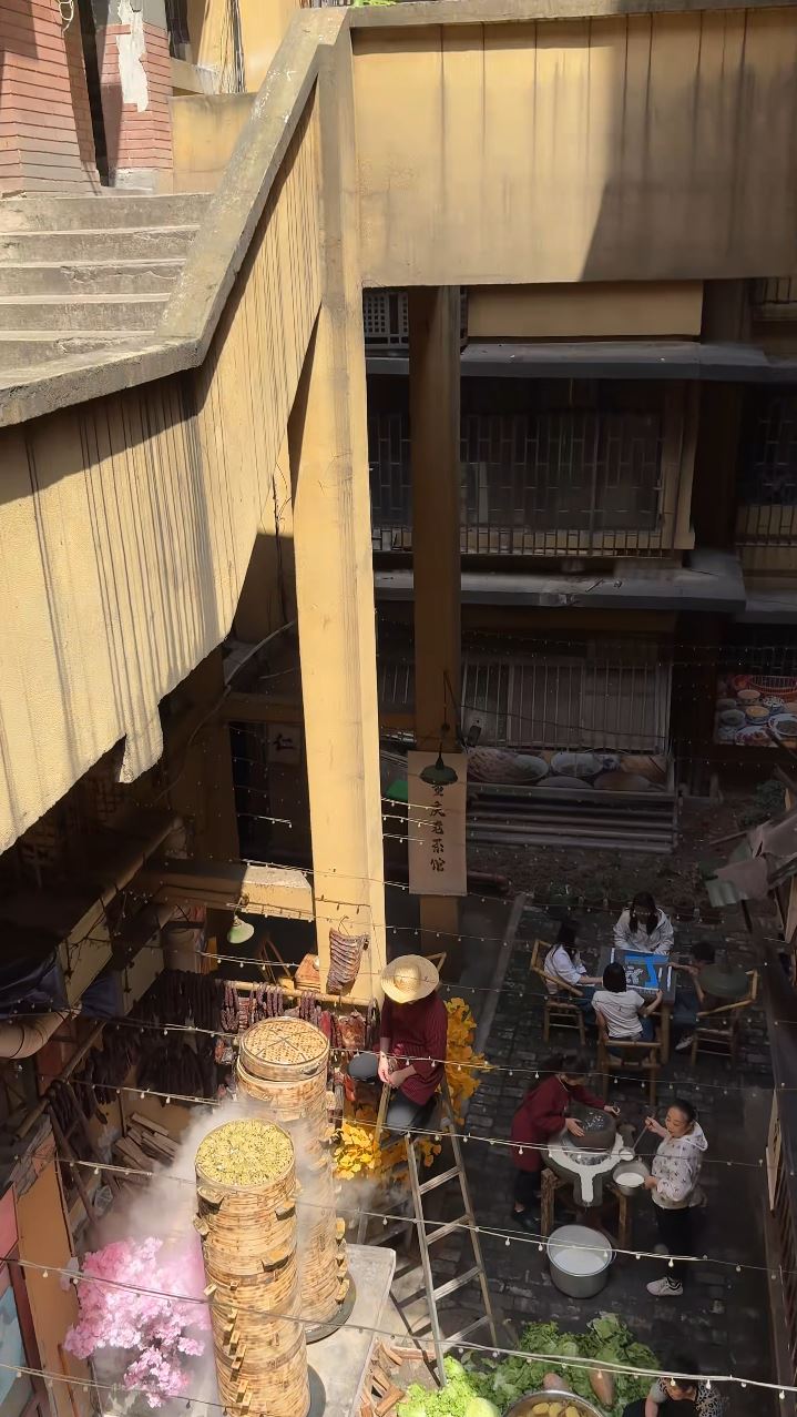 重庆有火锅店的备菜间被网民觉得漫画感十足，仿如《千与千寻》的画面。抖音