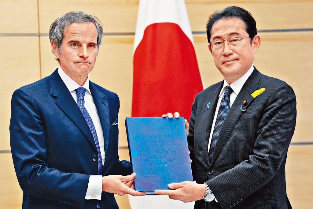 原子能機構(IAEA)總幹事格羅西(左)向日揆岸田文雄,提交福島核廢水排放報告。