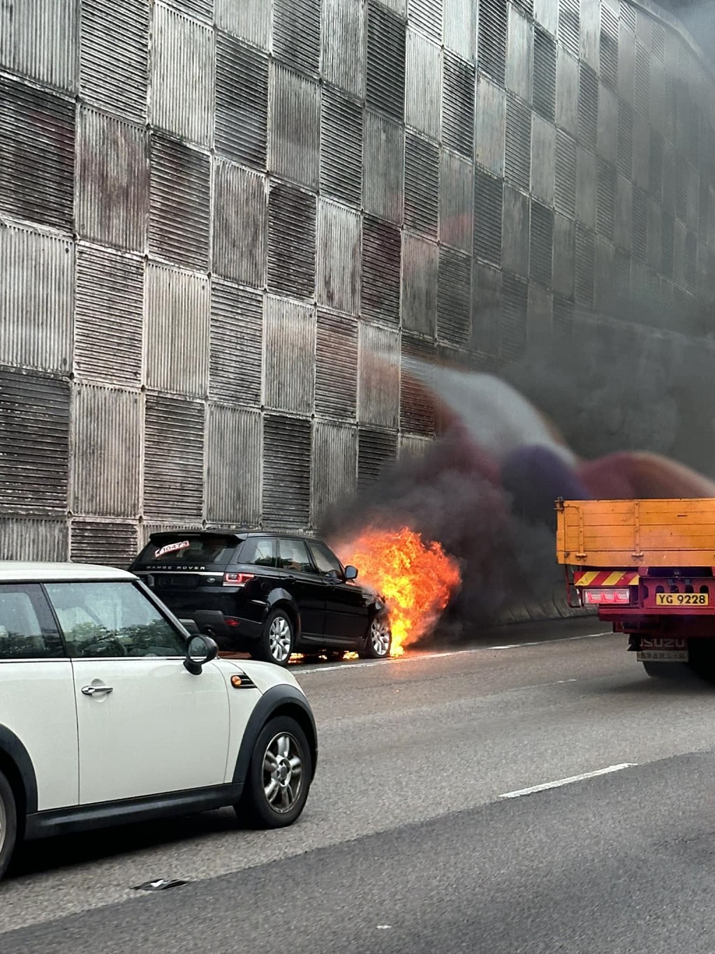 私家車車頭起火。fb：馬路的事 (即時交通資訊台)