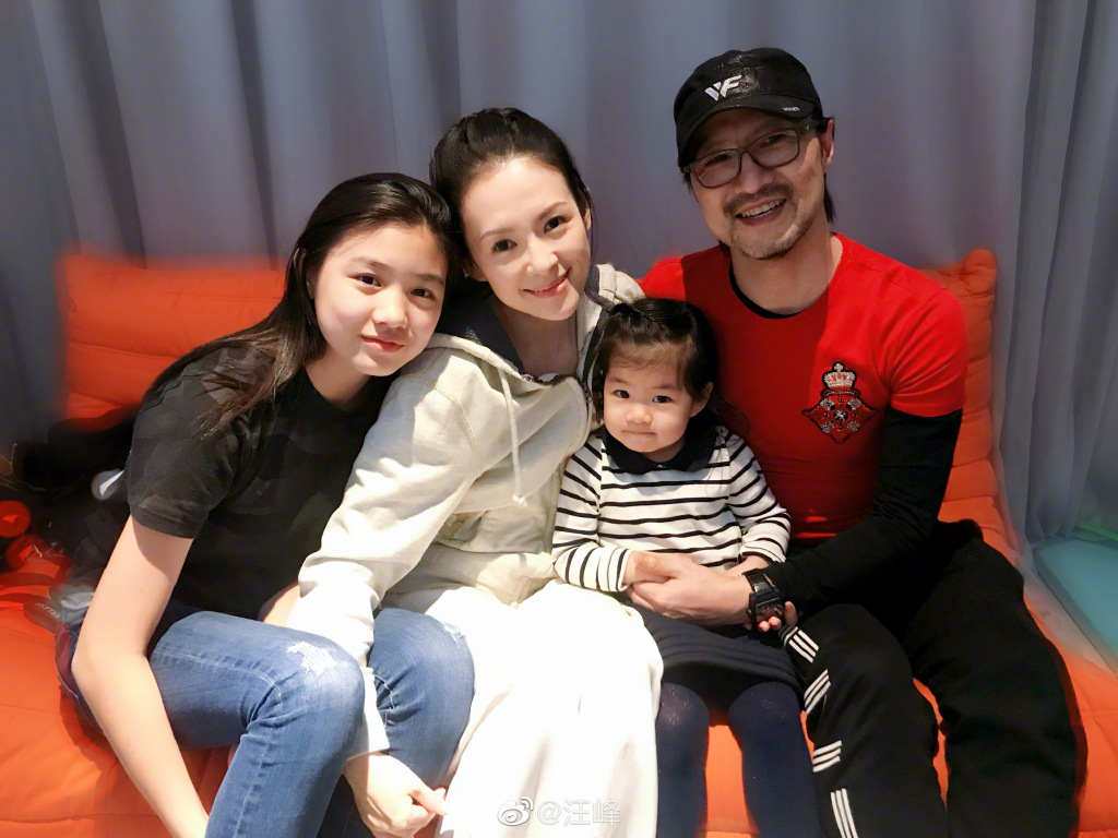 汪峰與章子怡結婚後，仍努力出騷賺錢。
