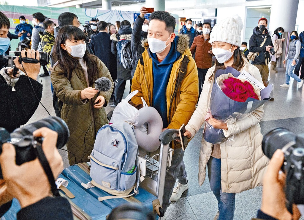 通關後首架由香港飛往北京的CX334航機昨順利抵埗後，一位年輕人在抵達出口迎接自己的女友。