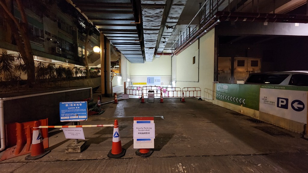 環翠停車場時租車位已清場,入口被水馬封鎖。 環翠停車場時租車位已清場,入口被水馬封鎖。