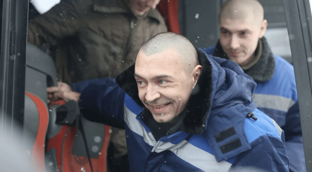 烏克蘭戰俘獲釋後興奮跑下小巴。澤連斯基X帳號 烏克蘭戰俘獲釋後興奮跑下小巴。澤連斯基X帳號