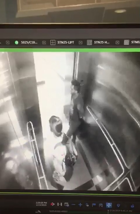 一名匪徒跟随女事主进入升降机。(网片)