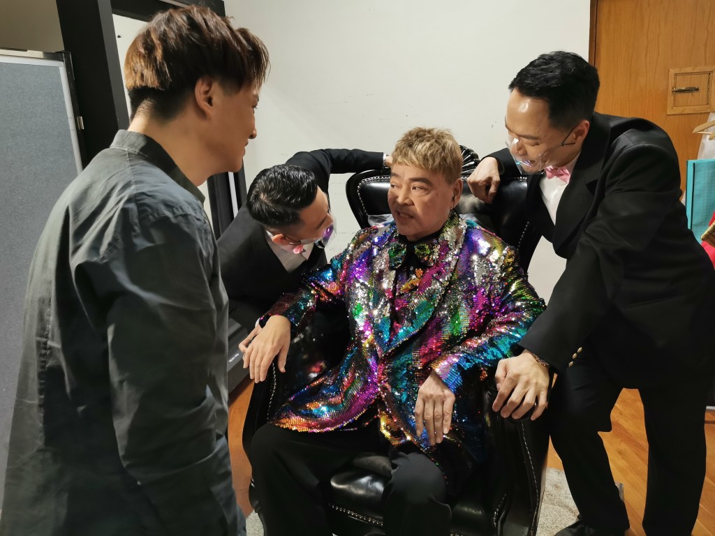 張偉文演出前除咗要食喉糖提神，仲要方俊及型男哄他笑。