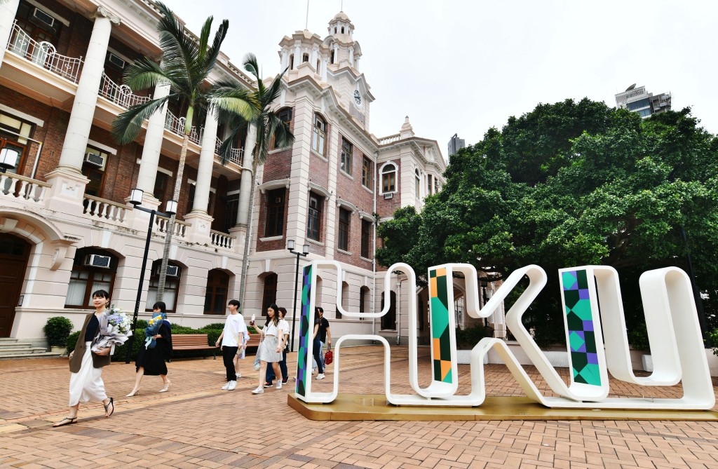 此外，外界亦關注有非本地碩士生涉嫌以假學歷申請入讀本港大學，蔡若蓮表示，假學歷通常涉及「黑中介」利用不實的宣傳廣告誤導申請人。 資料圖片