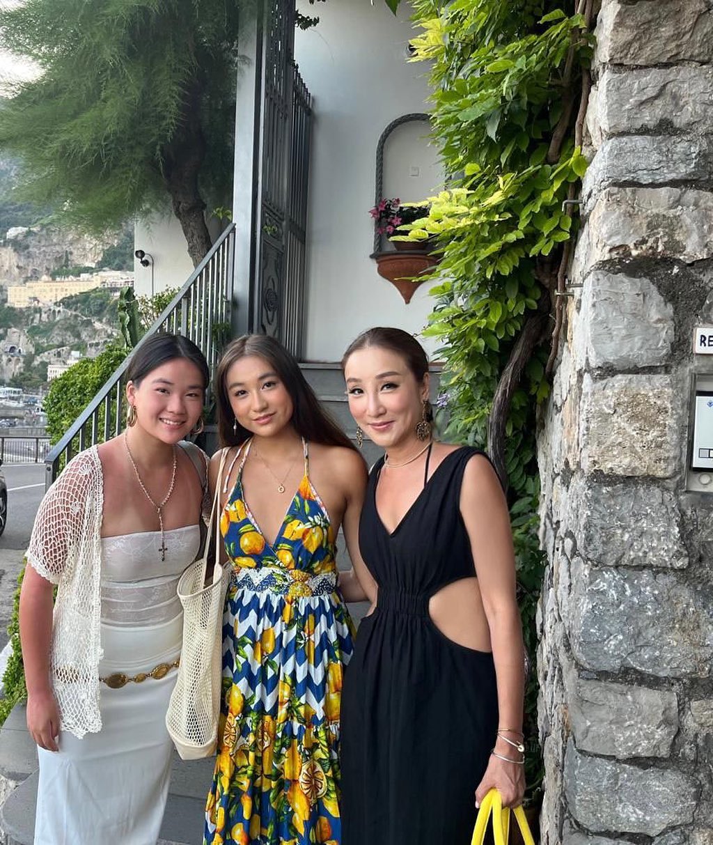 雷林靜怡（右）趁暑假帶兩個女兒去歐遊。