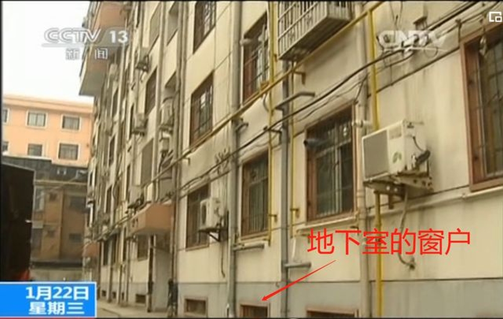 地窖的窗戶。 地窖的窗戶。