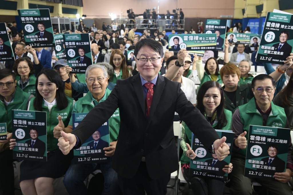 霍偉棟要求政府在政策上多拆牆鬆綁,以工程炒旺民生及推動新科技。 霍偉棟要求政府在政策上多拆牆鬆綁,以工程炒旺民生及推動新科技。