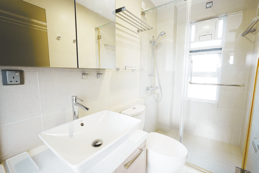浴室為明廁，設有窗戶，有助於排走室內濕氣。