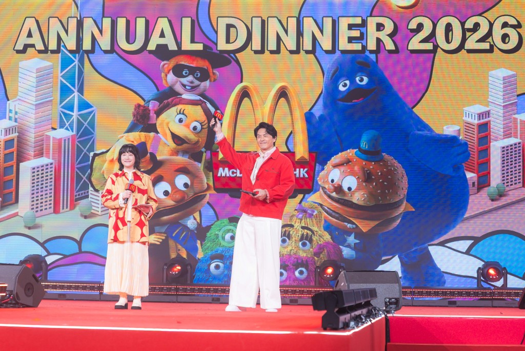 晚宴继续由星级司仪森美及阿正(黄正宜)主持。 晚宴继续由星级司仪森美及阿正(黄正宜)主持。