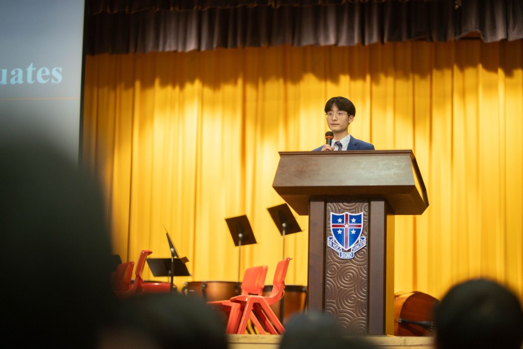 中六生在台上分享對老師的感激之情。學校提供 中六生在台上分享對老師的感激之情。學校提供