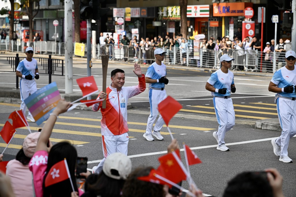 梳士巴利道兩旁聚滿市民為火炬手打氣。劉駿軒攝