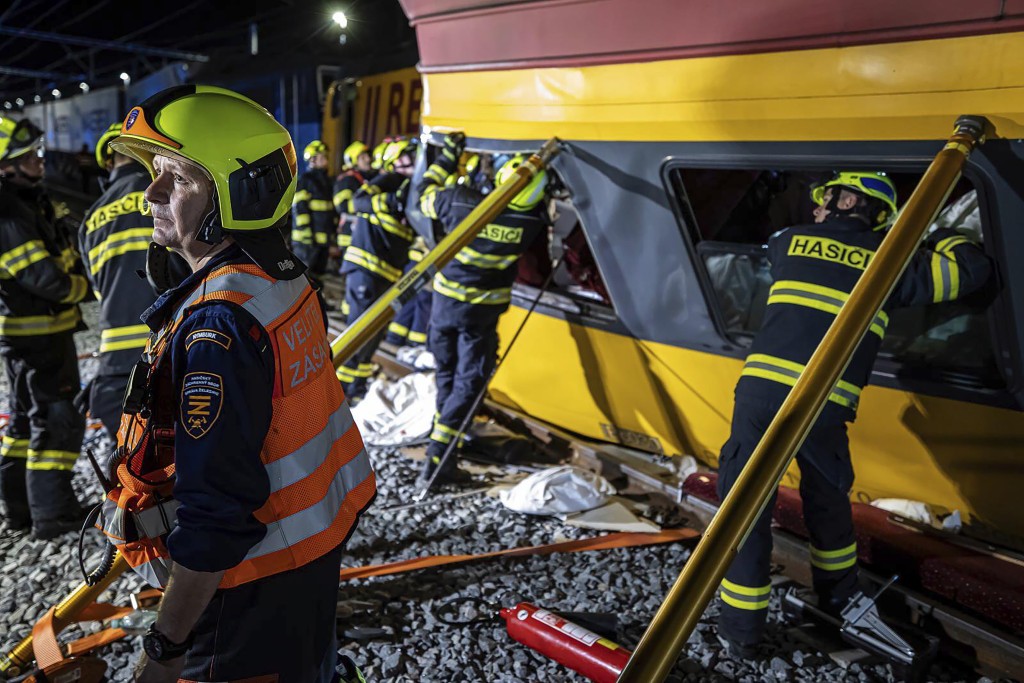 捷克火车相撞，酿4死26伤。 美联社