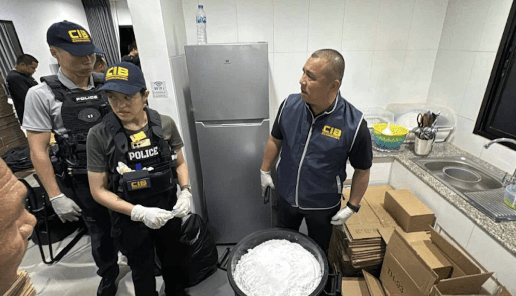 泰国打击犯罪局联同肃毒警察展开情报主导行动,周一(21日)晚上突击搜查曼谷民武里区Saen Saep分区Rom Klao 11巷一幢住宅。泰国警方照片 泰国打击犯罪局联同肃毒警察展开情报主导行动,周一(21日)晚上突击搜查曼谷民武里区Saen Saep分区Rom Klao 11巷一幢住宅。泰国警方照片