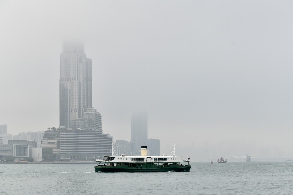 近日本港连日雾锁香江，潮湿有雾的天气今日（2月2日）继续影响本港。卢江球摄