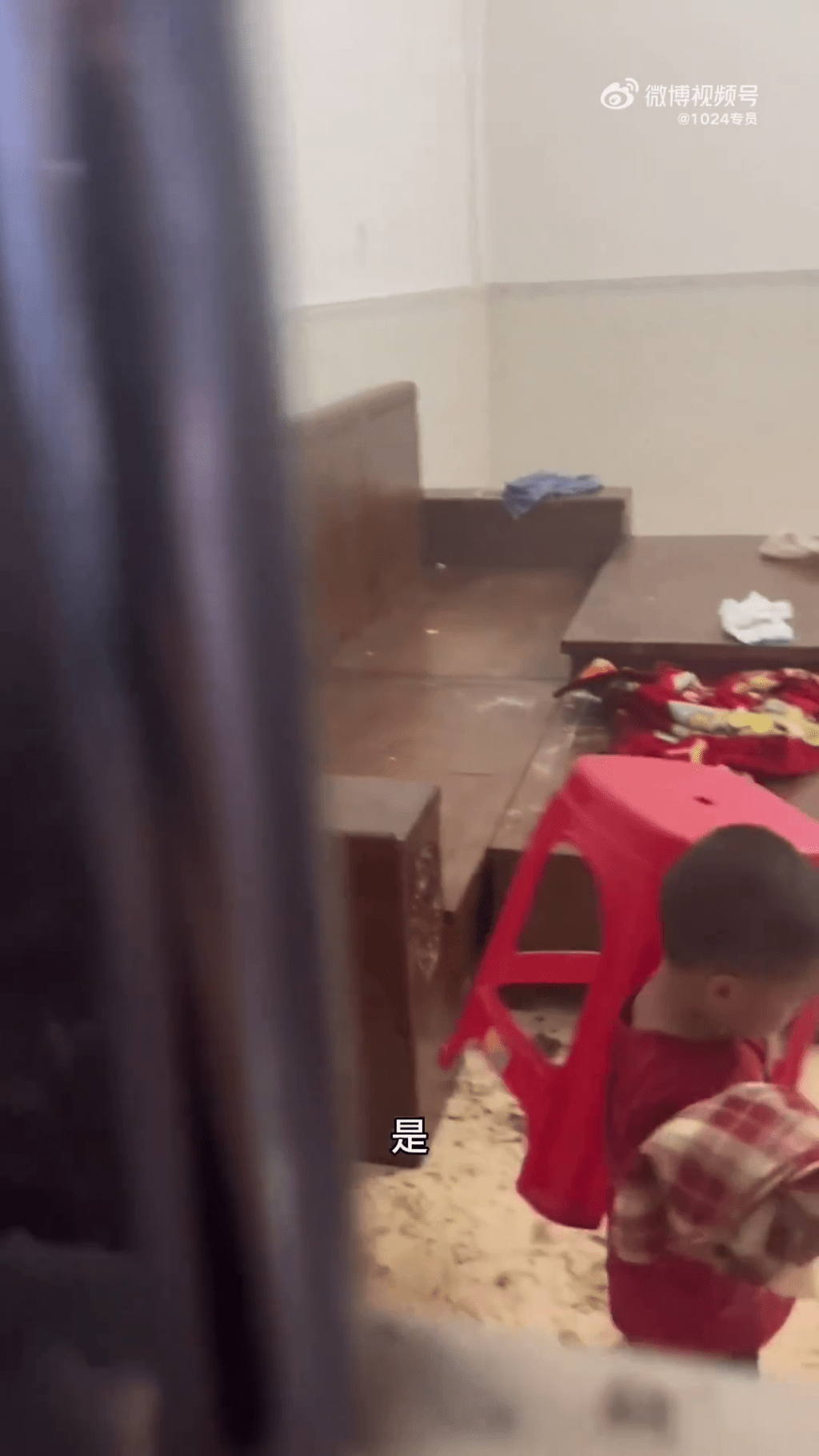 海南3小孩被锁家中，家中卫生环境恶劣。