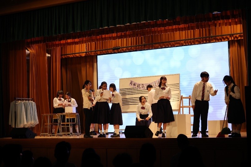 天水圍香島中學的同學們為2022-2023年度校慶音樂劇——《我們都是在香島長大的》準備佈置。