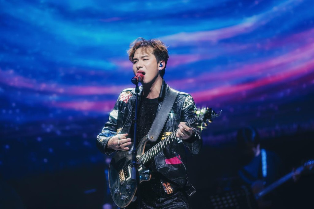 吉吉換上皮褸，孭起結唱《凡星》，rock爆全場。