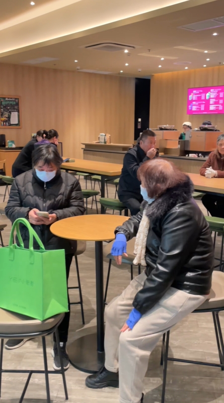 網傳老人「齋嘆冷氣」,咖啡店關冷氣趕客。常州官方澄清是網民杜撰。 抖音 網傳老人「齋嘆冷氣」,咖啡店關冷氣趕客。常州官方澄清是網民杜撰。 抖音