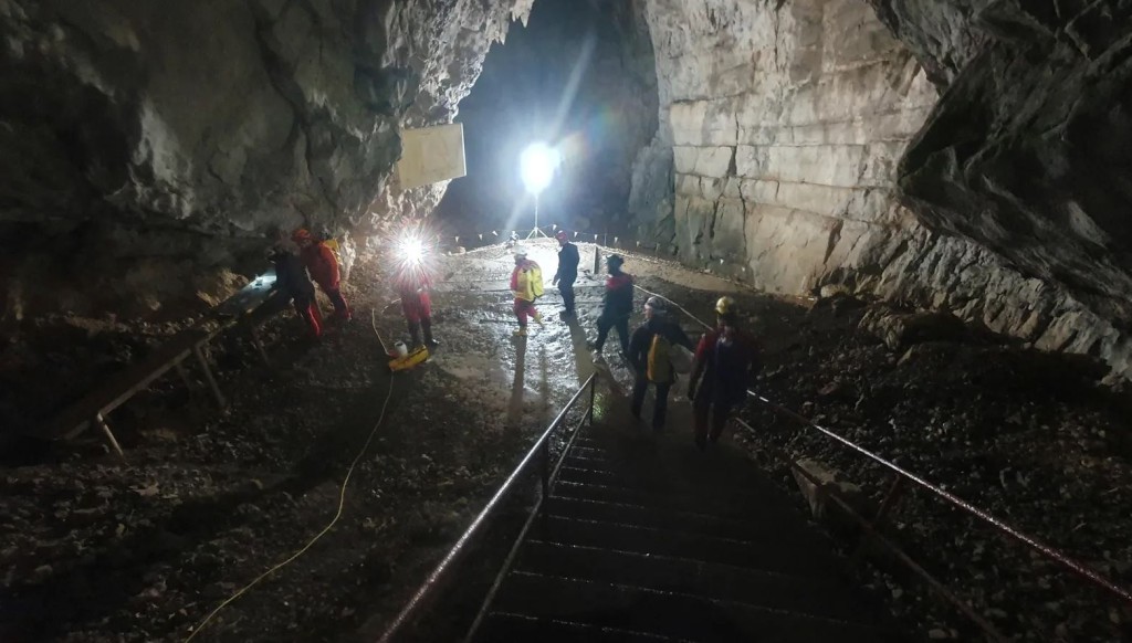 洞穴救援专家正于斯洛文尼亚「克里兹纳洞穴」，拯救5名受困游客。路透社