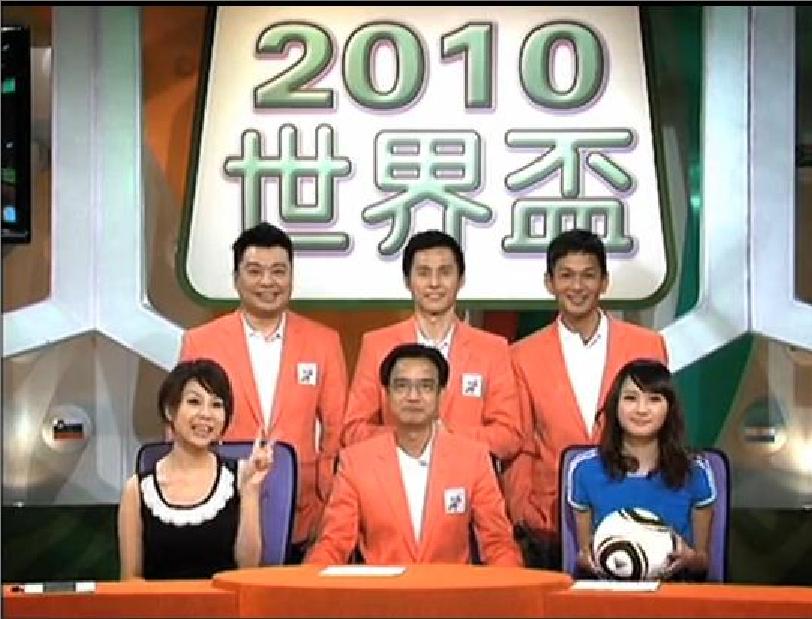 鍾志光擔任足球評述、主持《球迷世界》等體育節目為人熟悉。