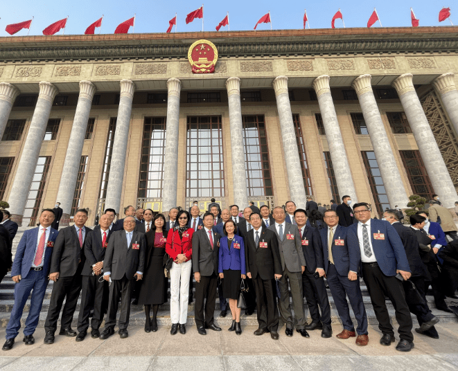 陳文平會長（第一排左起第七個）與海外僑胞三十人代表團其他代表合影。