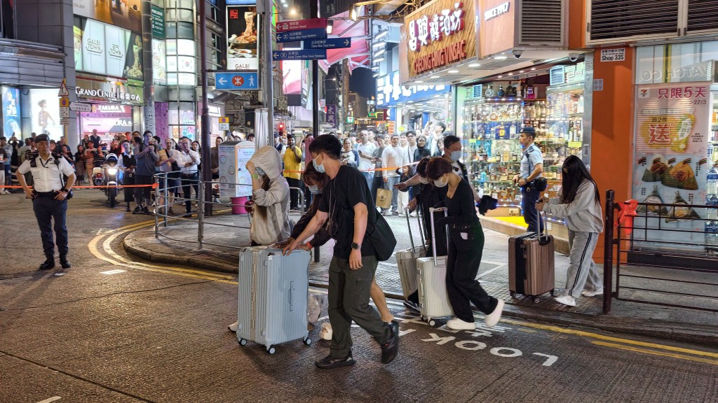 行動中，128名男女被捕，包括未成年少女及跨性別人士，涉及多個不同國籍。黃文威攝