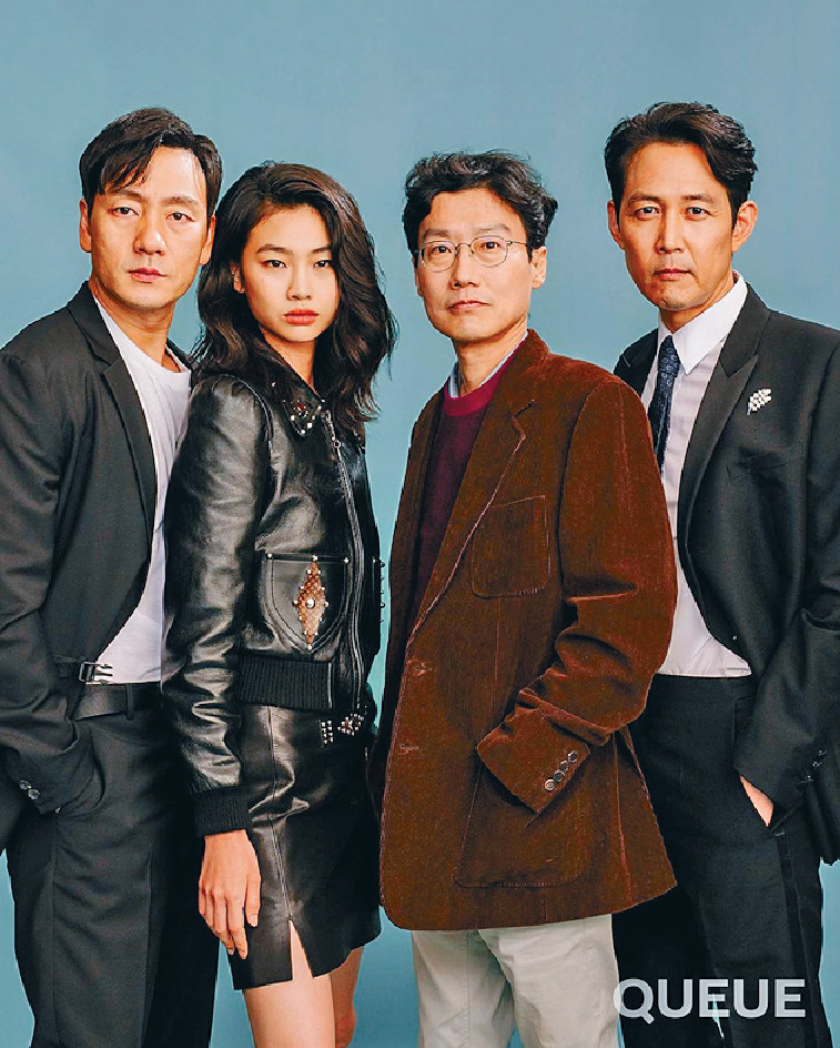 ■导演黄东赫（右二）与《鱿鱼游戏》主角朴海秀、郑浩妍及李政宰一剧爆红。