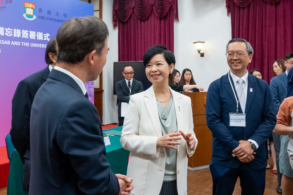 房屋局與香港大學簽署合作備忘錄，就推動公營房屋發展的創新科技研究及應用加強合作。何永賢 Facebook 圖片