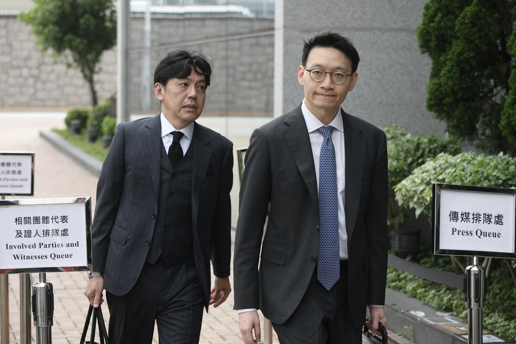 代表獨立委員會的大律師俞匡庭（右）。