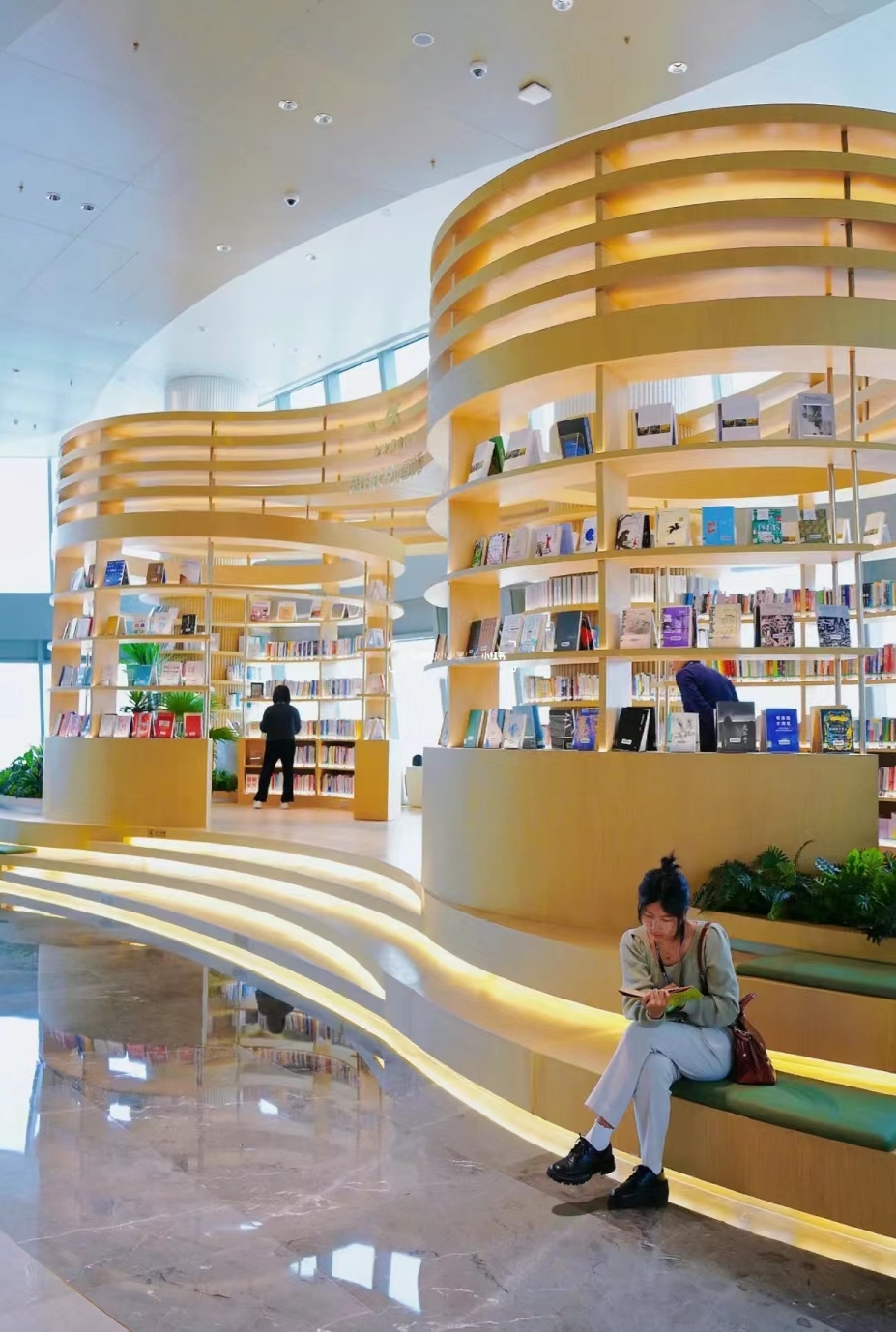 广州旅游攻略2024｜4. 南沙空中图书馆　馆内阶梯阅读区。（图片来源：小红书）