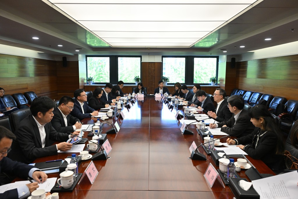 林定國（右三）拜訪商務部，與國際貿易談判副代表蔣成華（左四）就共同關心的議題交流意見。國際法律專員丁國榮（右二）亦有出席。