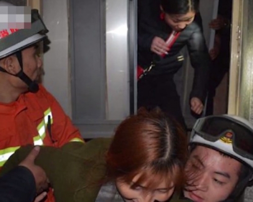 消防員救出被困升降機住戶。 網上圖片
