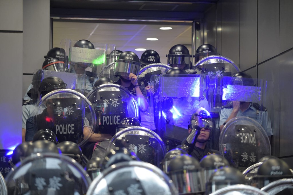 示威者用鐳射光照射警員。