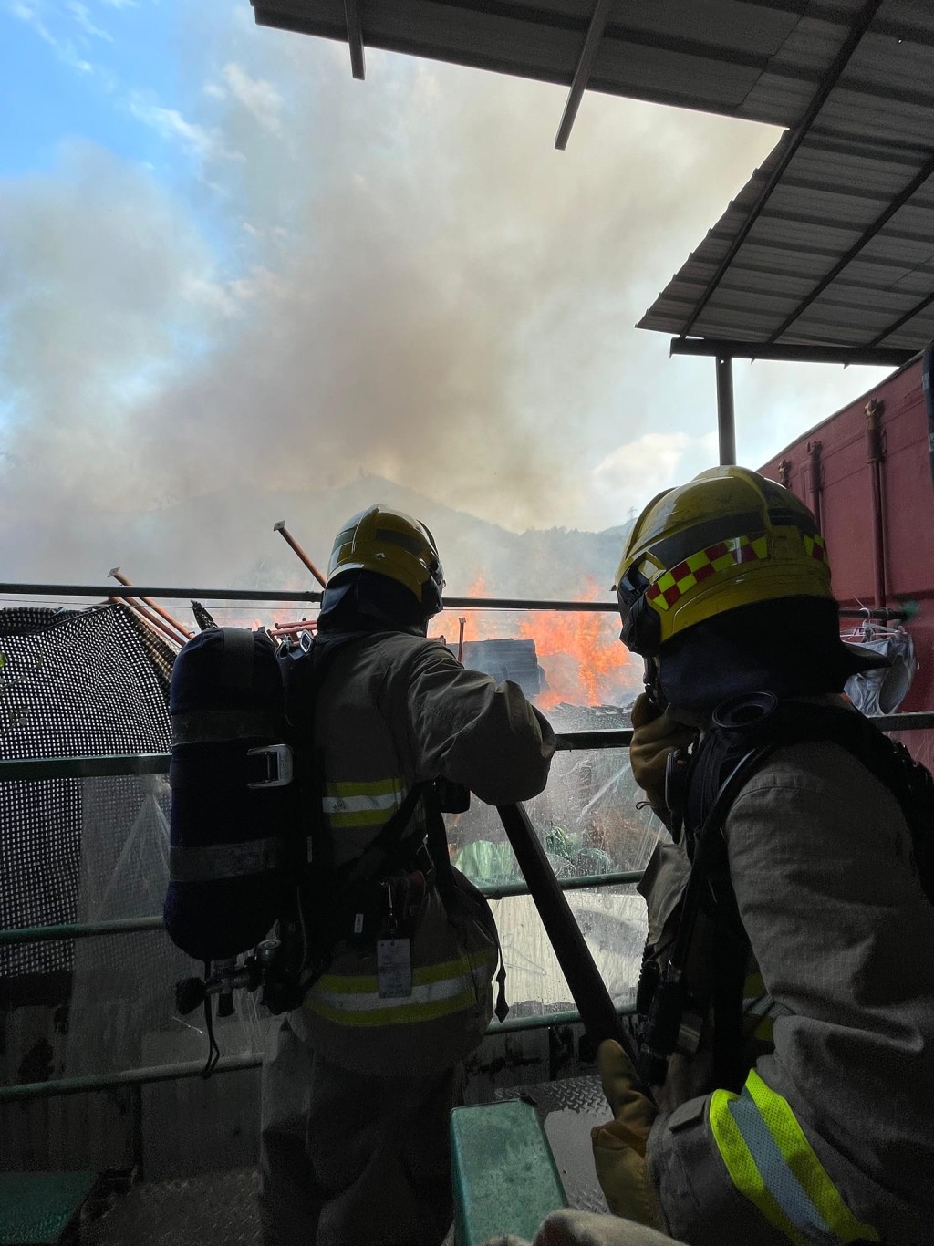 消防接報到場，出動3條喉及3隊煙帽隊，並升起雲梯灌救。消防處fb圖片