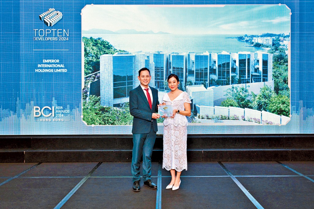 英皇國際楊政龍(左)表示,集團被評為「BCI Asia香港十大地產發展商」感到十分高興。